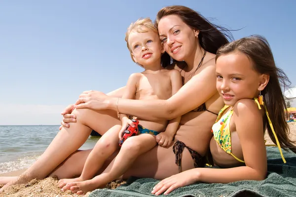Young mom with kids at the beach resort — Stock Photo, Image