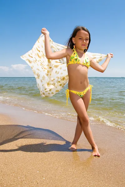 摆在海边的小女孩 — 图库照片