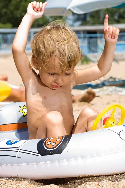 Küçük çocuk kumsalda çalış — Stok fotoğraf