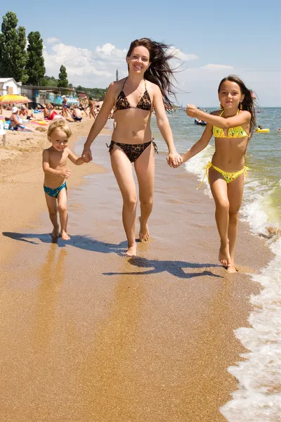 Mladá matka s dětmi na letní resort — Stock fotografie