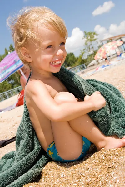 Μικρό αγόρι τη διασκέδαση στην παραλία — Φωτογραφία Αρχείου