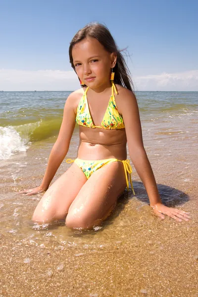 Deniz kenarında küçük kız — Stok fotoğraf