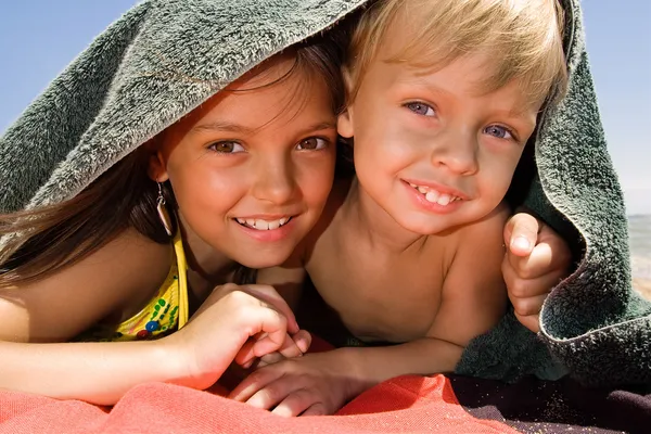 Kis testvér és nővér játszani bújócska — Stock Fotó