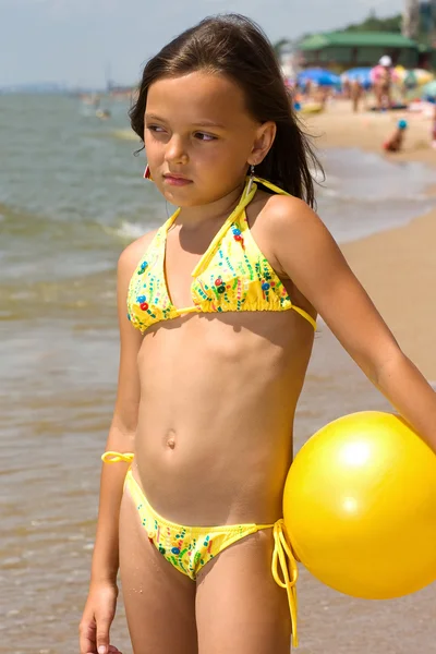 球在沙滩上的小女孩 — 图库照片