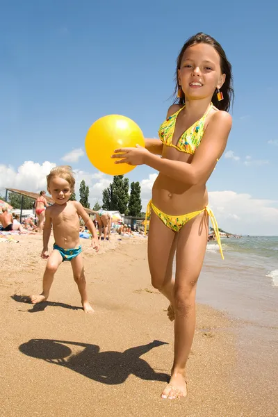 两个年幼的孩子在沙滩上很开心 — 图库照片