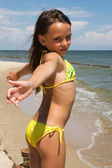 kleines Mädchen posiert am Meer