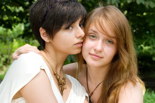 Two young girls outdoors — Stock Photo, Image