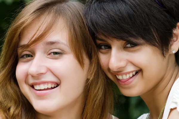 Δύο όμορφα κορίτσια που γελούν — Φωτογραφία Αρχείου