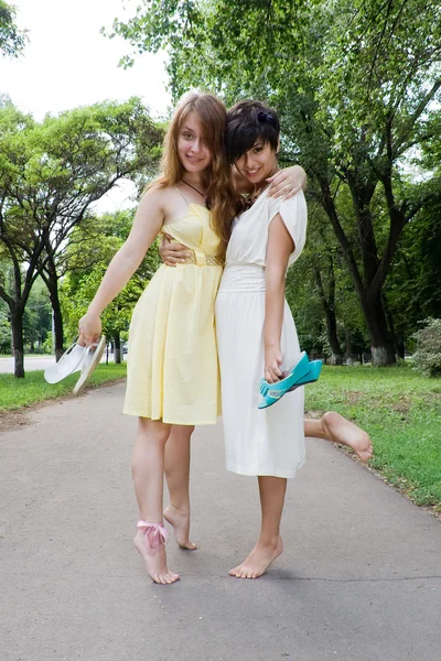Jonge meisjes lopen op blote voeten in het park — Stockfoto