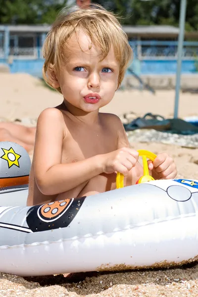 Mały chłopiec gra kierowca na plaży — Zdjęcie stockowe