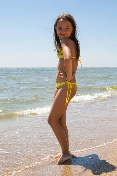 Маленька дівчинка насолоджується відпусткою на літньому курорті — стокове фото