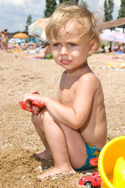 Маленький хлопчик грає на морі вдень — стокове фото