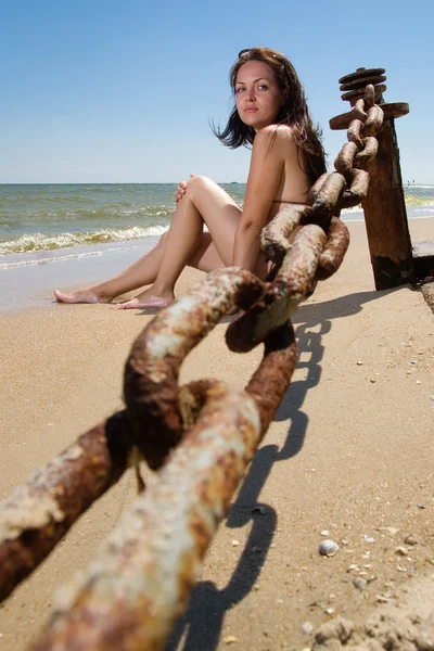 젊은 여 자가 해변에 앉아 — 스톡 사진
