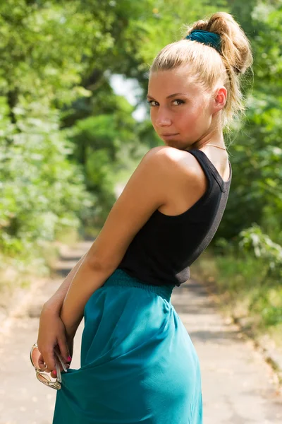 Attraktives junges Mädchen posiert im grünen Park — Stockfoto