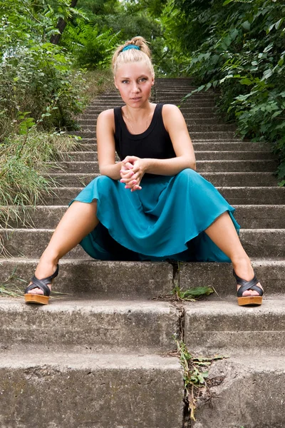 Attraktive junge Frau posiert im Freien — Stockfoto