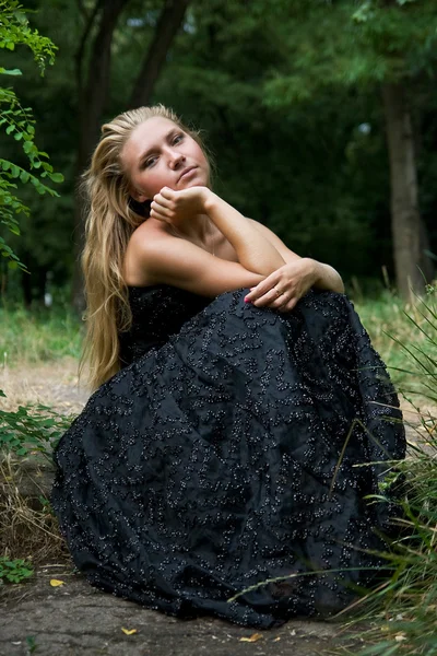 Güzel bir genç kadın parkta oturan — Stok fotoğraf