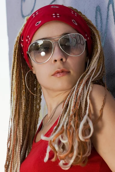 Jonge vrouwelijke hipster in het rood — Stockfoto