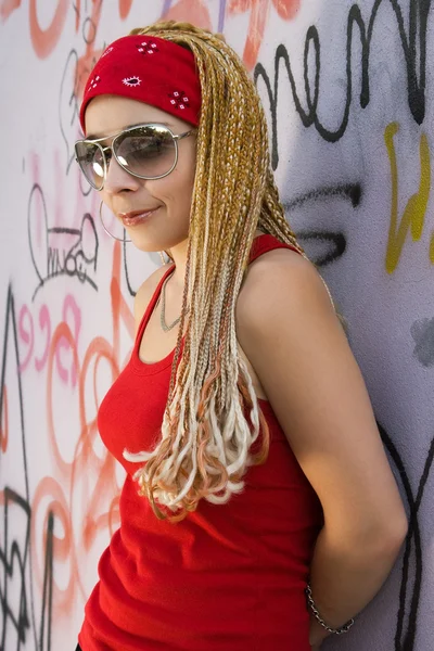 Hip-hop chica de estilo en la pared de graffiti —  Fotos de Stock