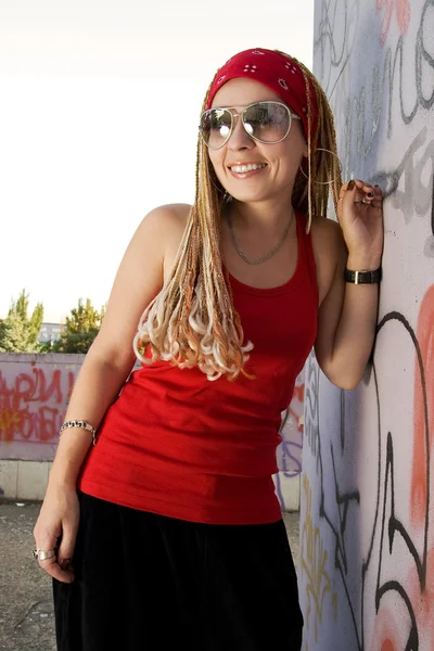 Hip-hop style fille en rouge riant à l'extérieur — Photo
