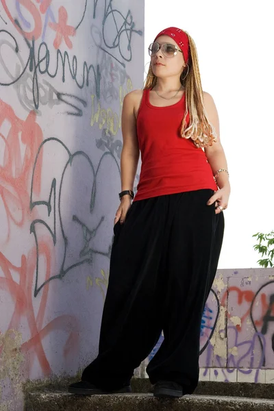 Rap style adolescent fille posant en plein air — Photo