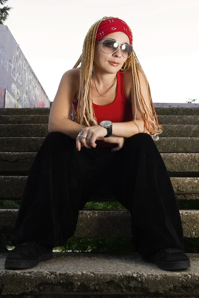Hip-hop stil flicka i röd poserar — Stockfoto