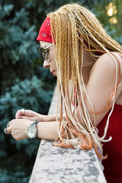 Adolescente rapper menina ao ar livre — Fotografia de Stock