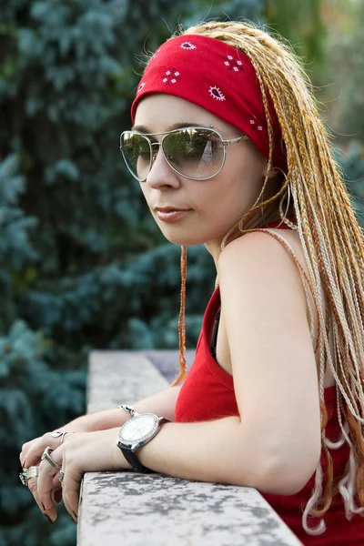 Kırmızı açık havada poz içinde rapçi kız — Stok fotoğraf
