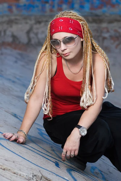 Rapper girl posing outdoors — Stock fotografie