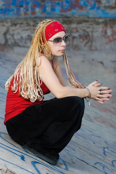 Rapper girl posing outdoors — Stock Photo, Image