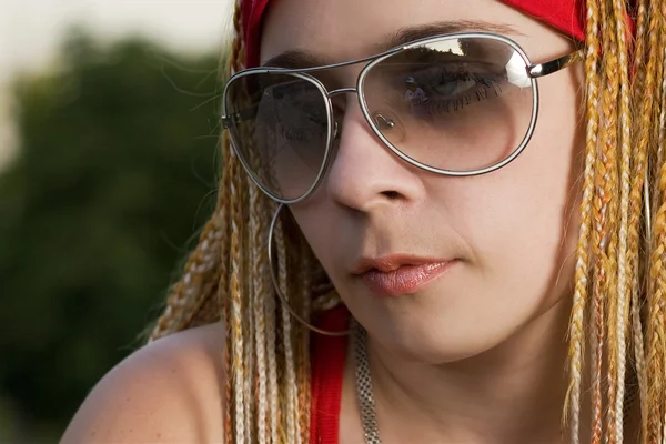 Rap-estilo adolescente chica posando al aire libre — Foto de Stock