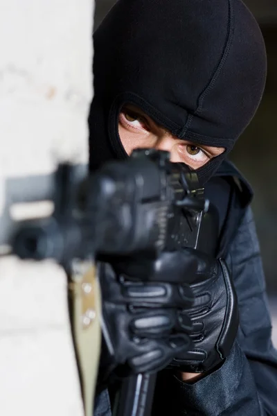 Солдат у чорній формі з гвинтівкою — стокове фото