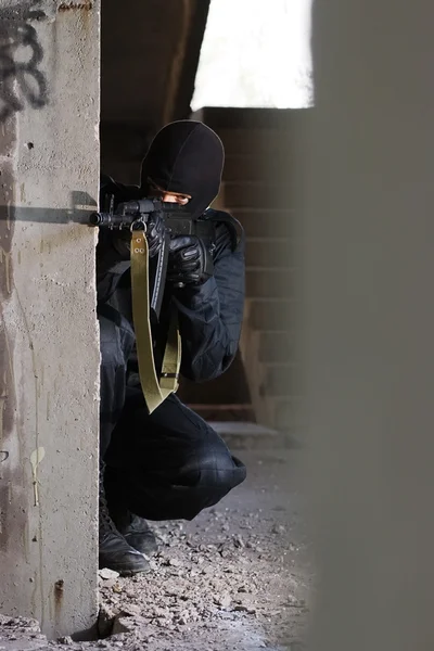 Terrorista apuntando con un arma — Foto de Stock