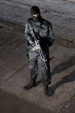 siyah m-4 tüfekle üniformalı asker