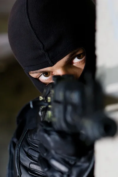 Збройний терорист, який прицілюється до камери — стокове фото
