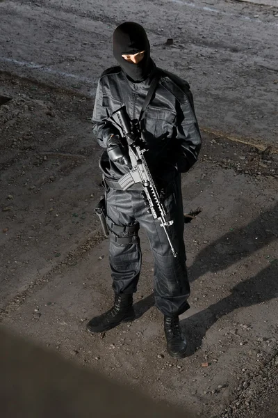 Солдат у чорній формі з гвинтівкою M-4 — стокове фото