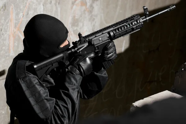 Солдат целится из пистолета М-4 — стоковое фото