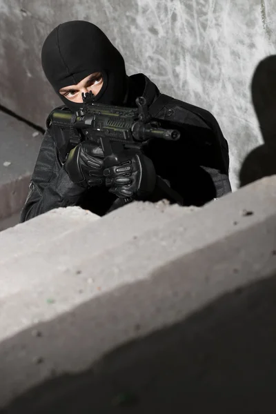 Солдат целится из пистолета М-4 — стоковое фото