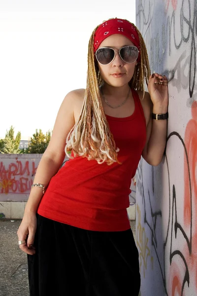 Joven hipster femenino en rojo —  Fotos de Stock