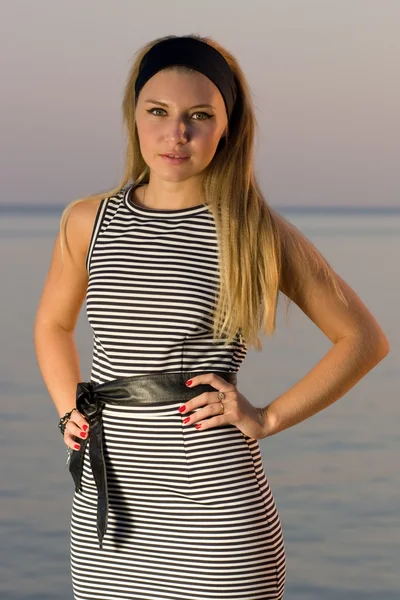 Ganska ung flicka poserar på havet — Stockfoto