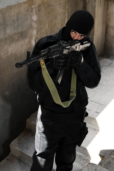 Террорист с автоматом АК-47 — стоковое фото