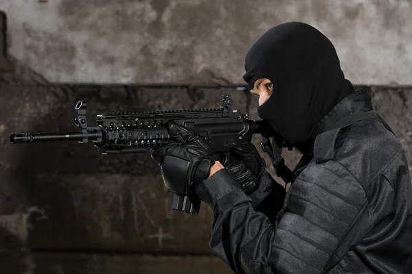Вооружённый человек с автоматической винтовкой М-4 — стоковое фото