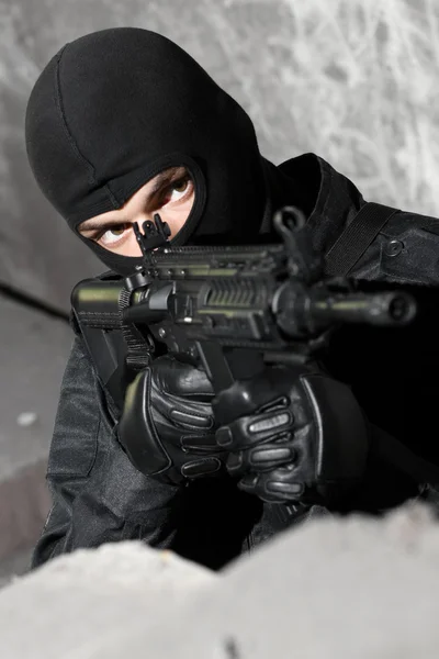 Soldado armado com rifle M-4 — Fotografia de Stock