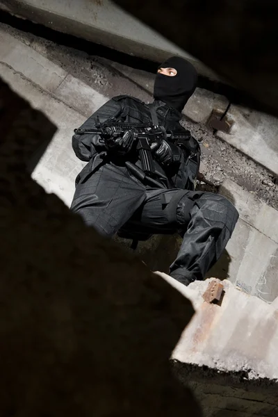 Merdiven üzerinde duran asker — Stok fotoğraf