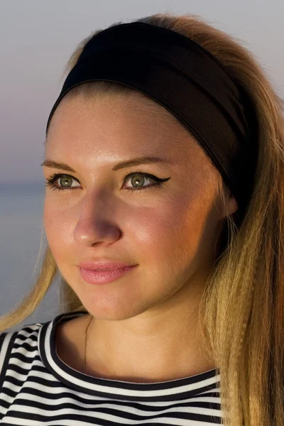 Porträt eines hübschen Mädchens mit Stirnband — Stockfoto