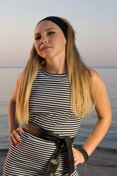 Jeune femme posant au bord de la mer — Photo