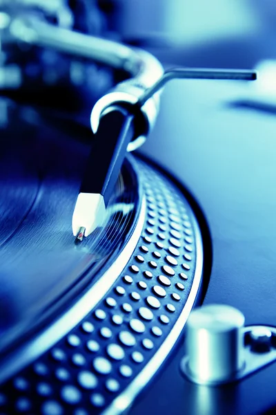 Vinyl record player spinning the disc — Stock Photo, Image