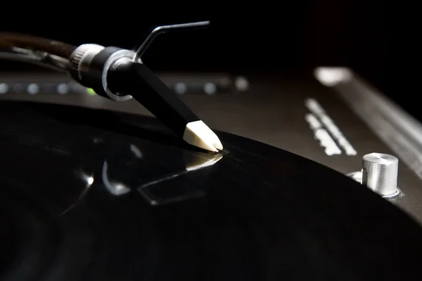 Turntable playing vinyl audio record — Stock Photo, Image