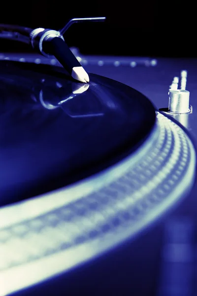 Draaitafel spelen vinyl audio record — Stockfoto