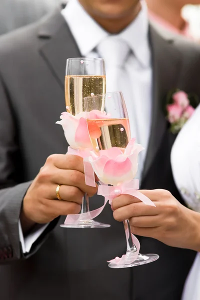 Bride and groom drinking champagne — Stock Photo, Image