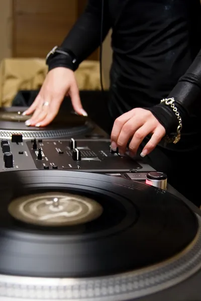 Female rnb deejay playing turntables — Stock Photo, Image